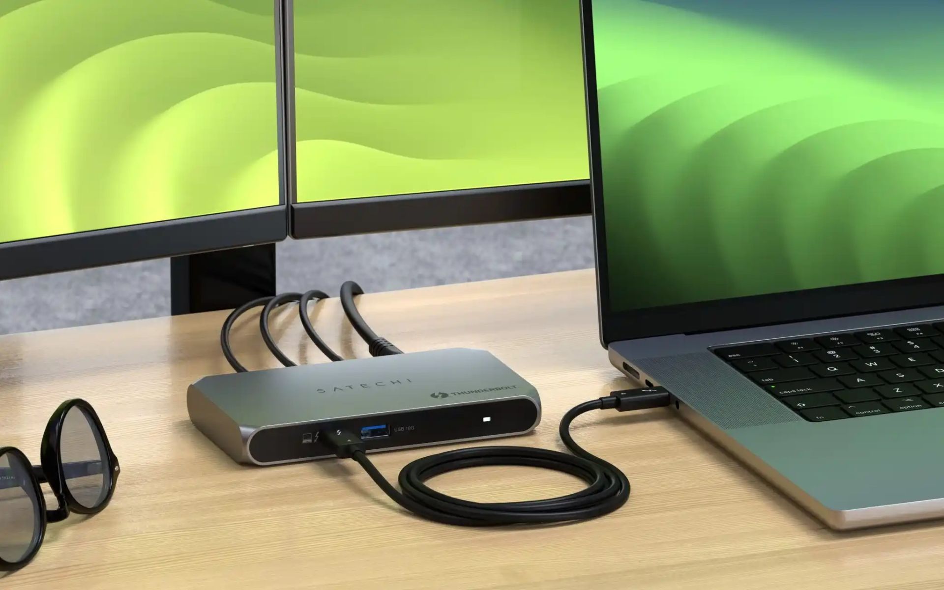 Thunderbolt 4 Slim Hub Pro و اتصالات مختلف روی میز