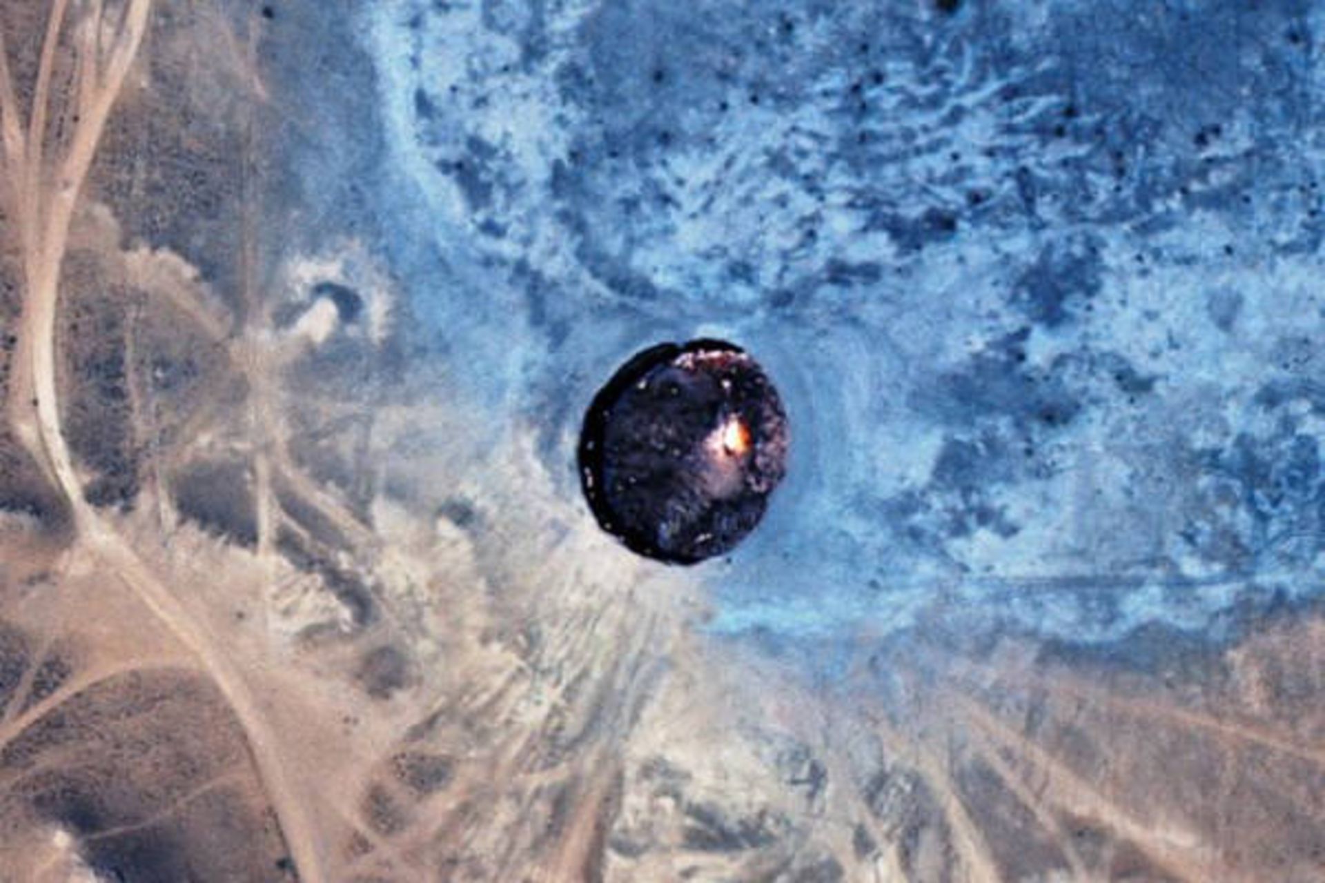 تصویر ماهواره‌ای میدان گازی دروازه جهنم یا دروازه دوزخ در قره‌قوم، استان آخال، ترکمنستان.