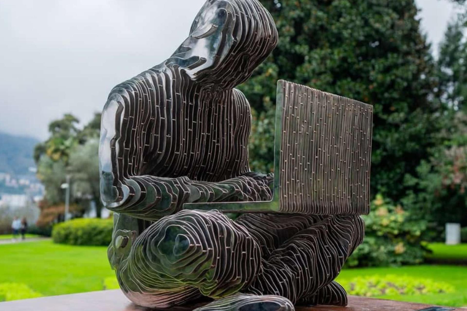 مجسمه ساتوشی ناکاموتو در لوگانو