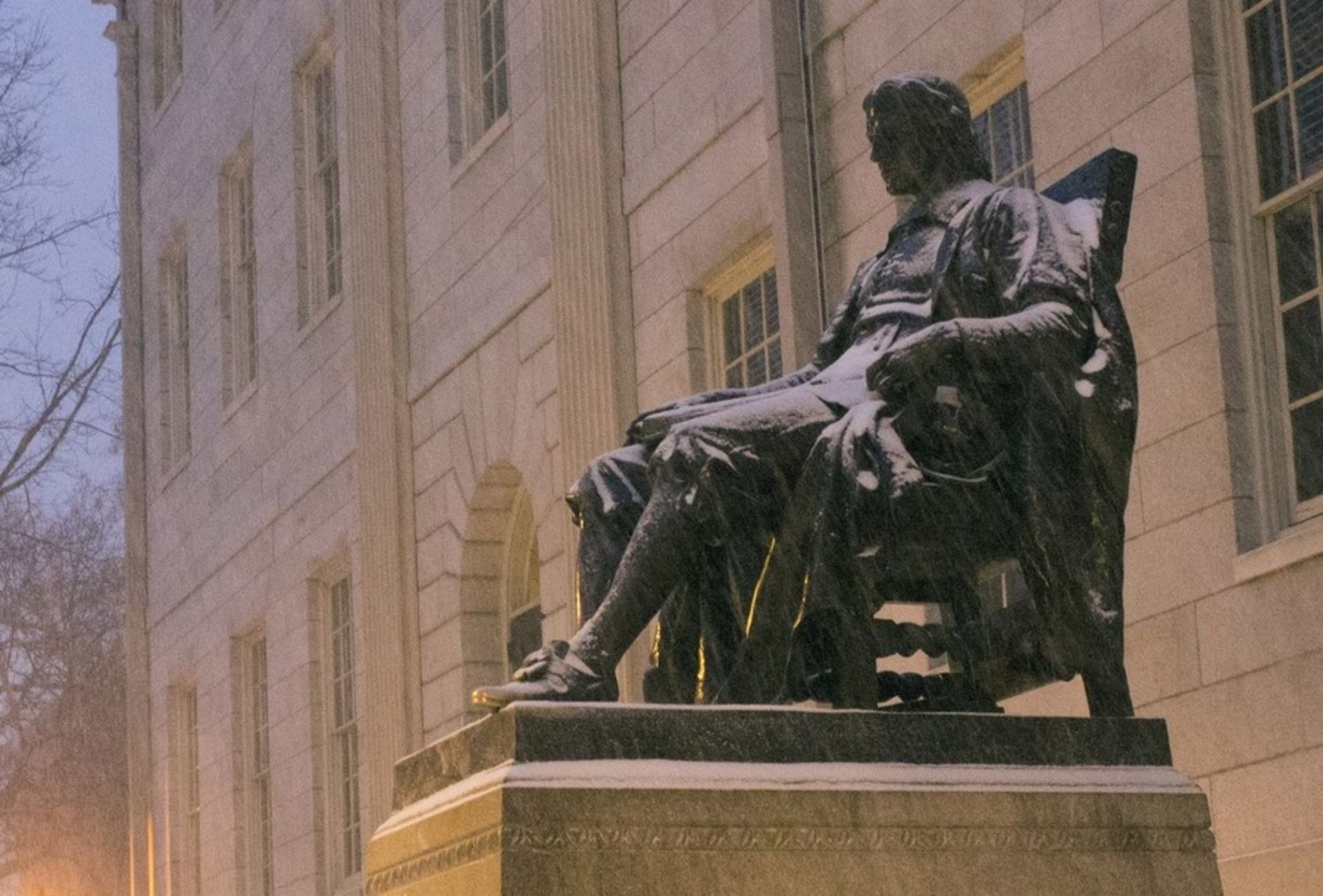 مجسمه جان هاروارد مؤسس دانشگاه