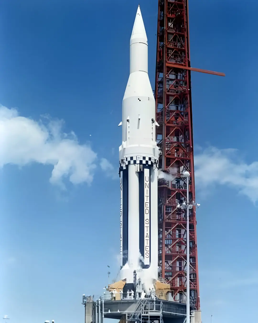 موشک ساترن ۱ (Saturn 1) در سکوی پرتاب در حال برخاستن از زمین