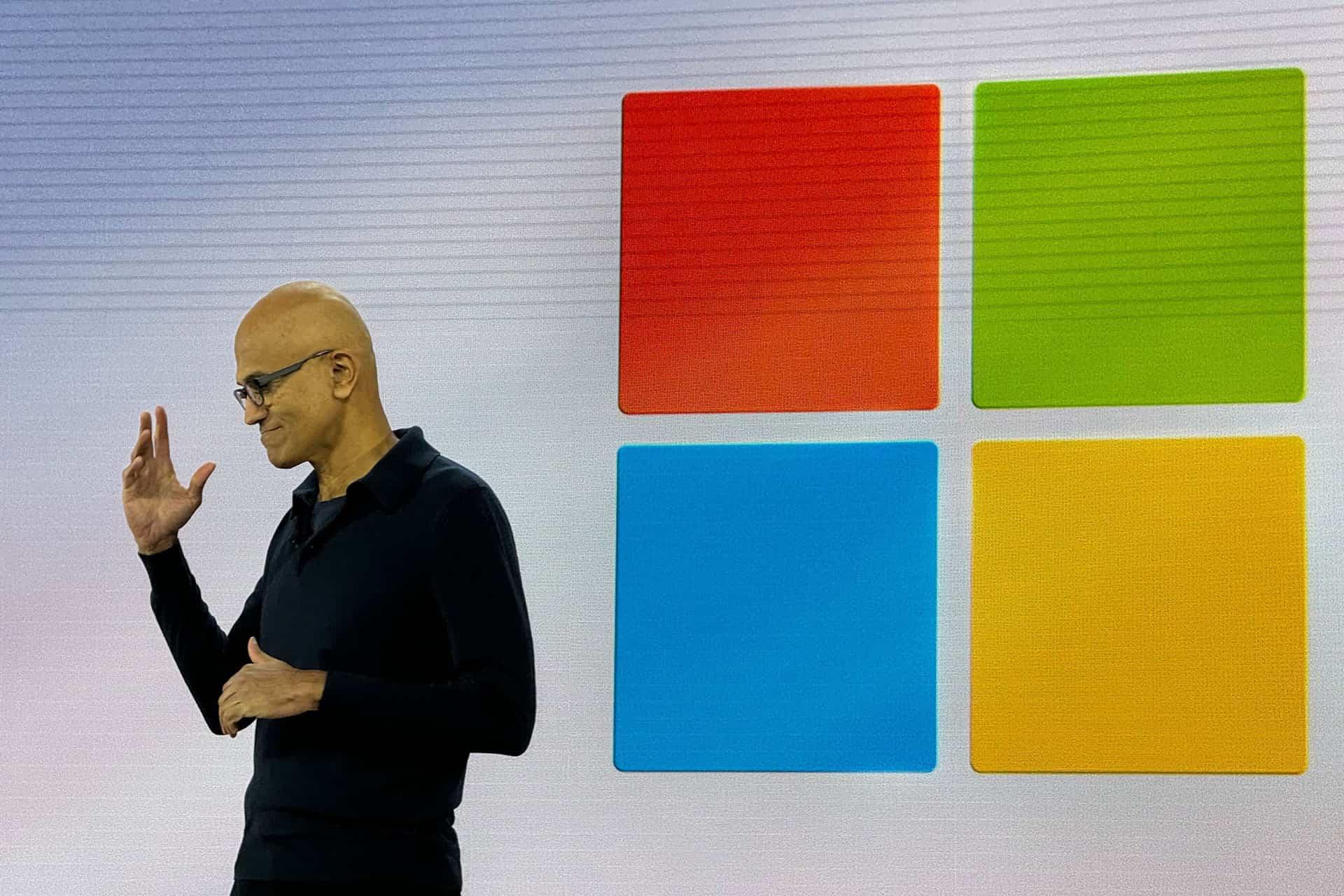 ساتیا نادلا در کنار لوگوی مایکروسافت روی صحنه