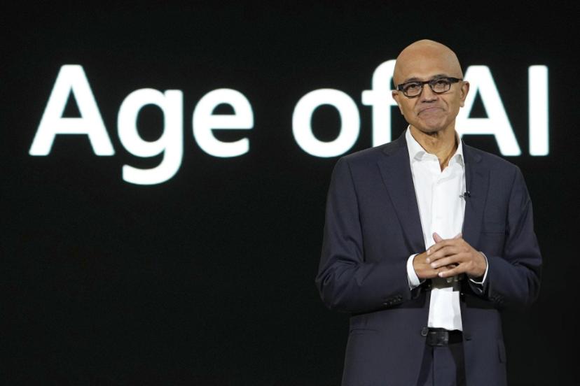 ساتیا نادلا / Satya Nadella مدیرعامل مایکروسافت با کت شلوار روی صحنه