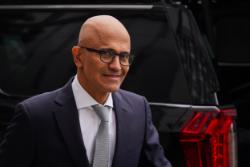 ساتیا نادلا / Satya Nadella با کت شلوار و لبخند جلو ماشین شاسی بلند