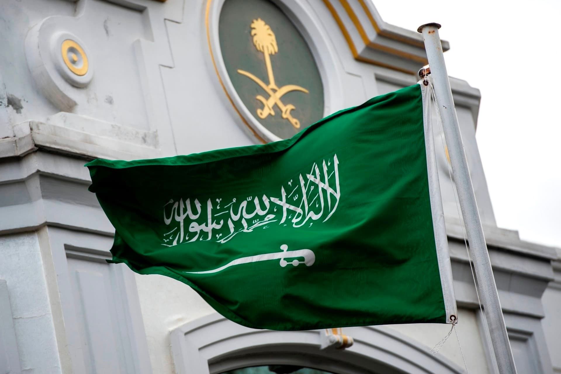 پرچم عربستان سعودی در کنسولگری استانبول ترکیه