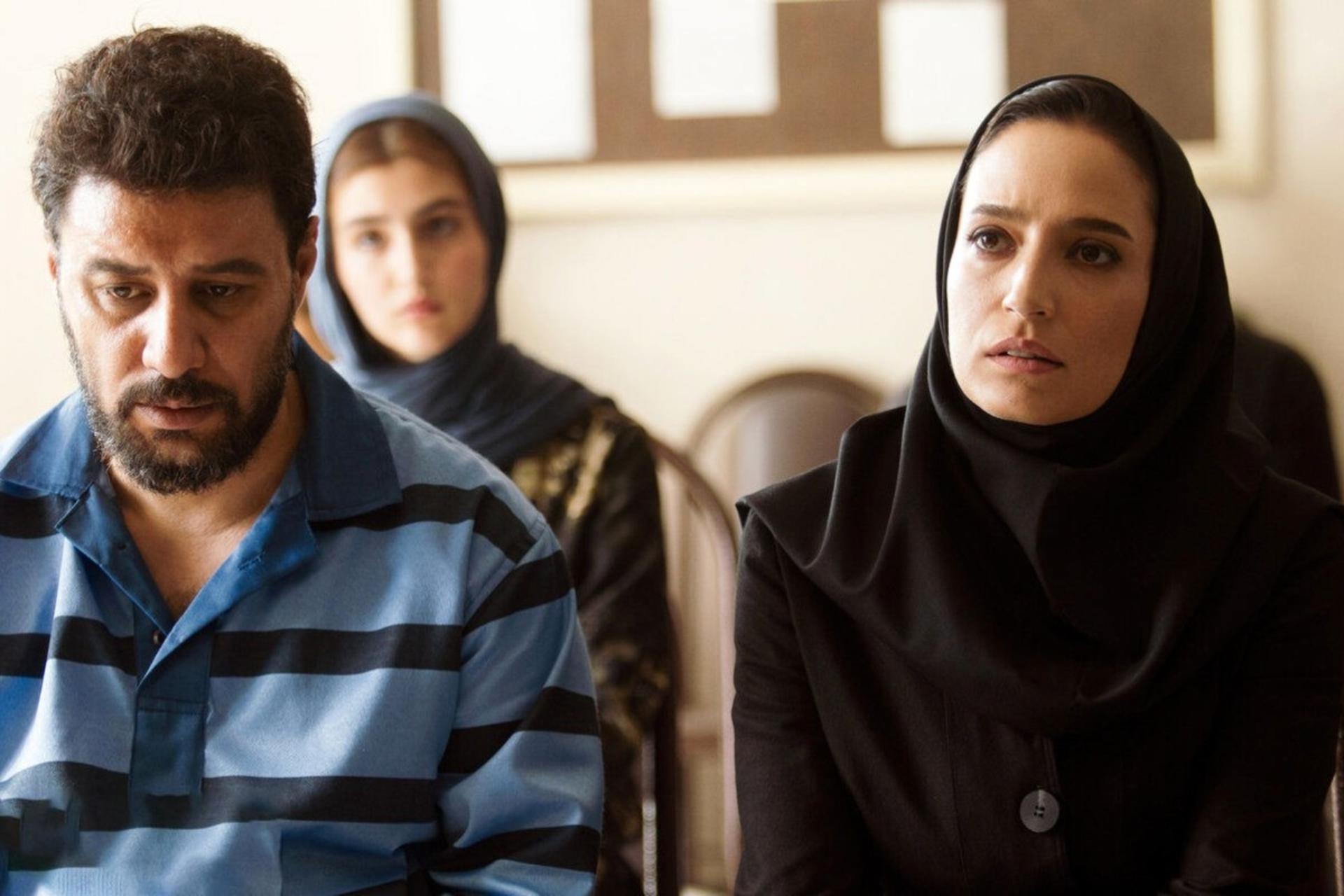 یک مرد و یک زن جوان در دادگاه