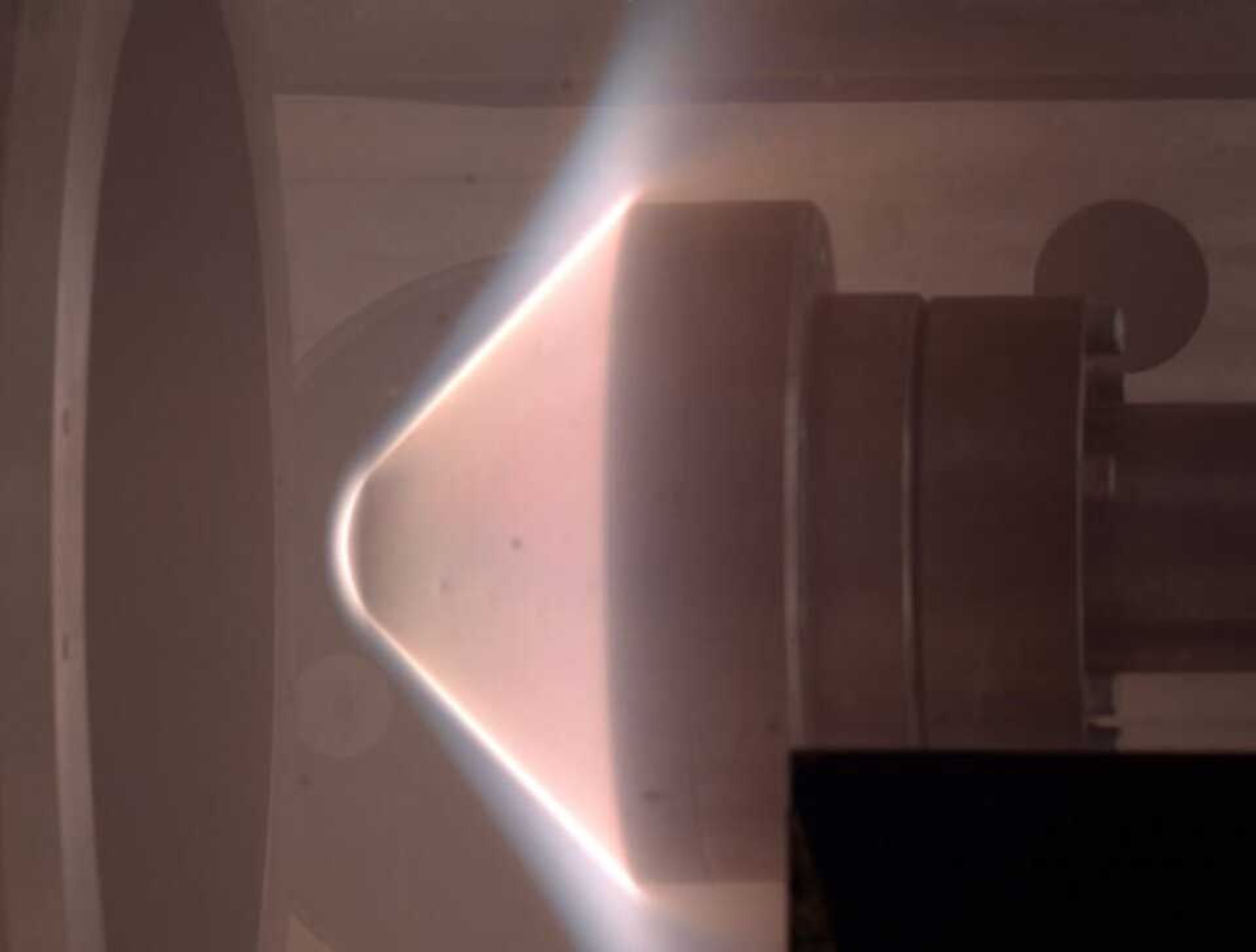ماکت کوچک‌شده کاوشگر گالیله درحال شبیه‌سازی ورود به جو اورانوس