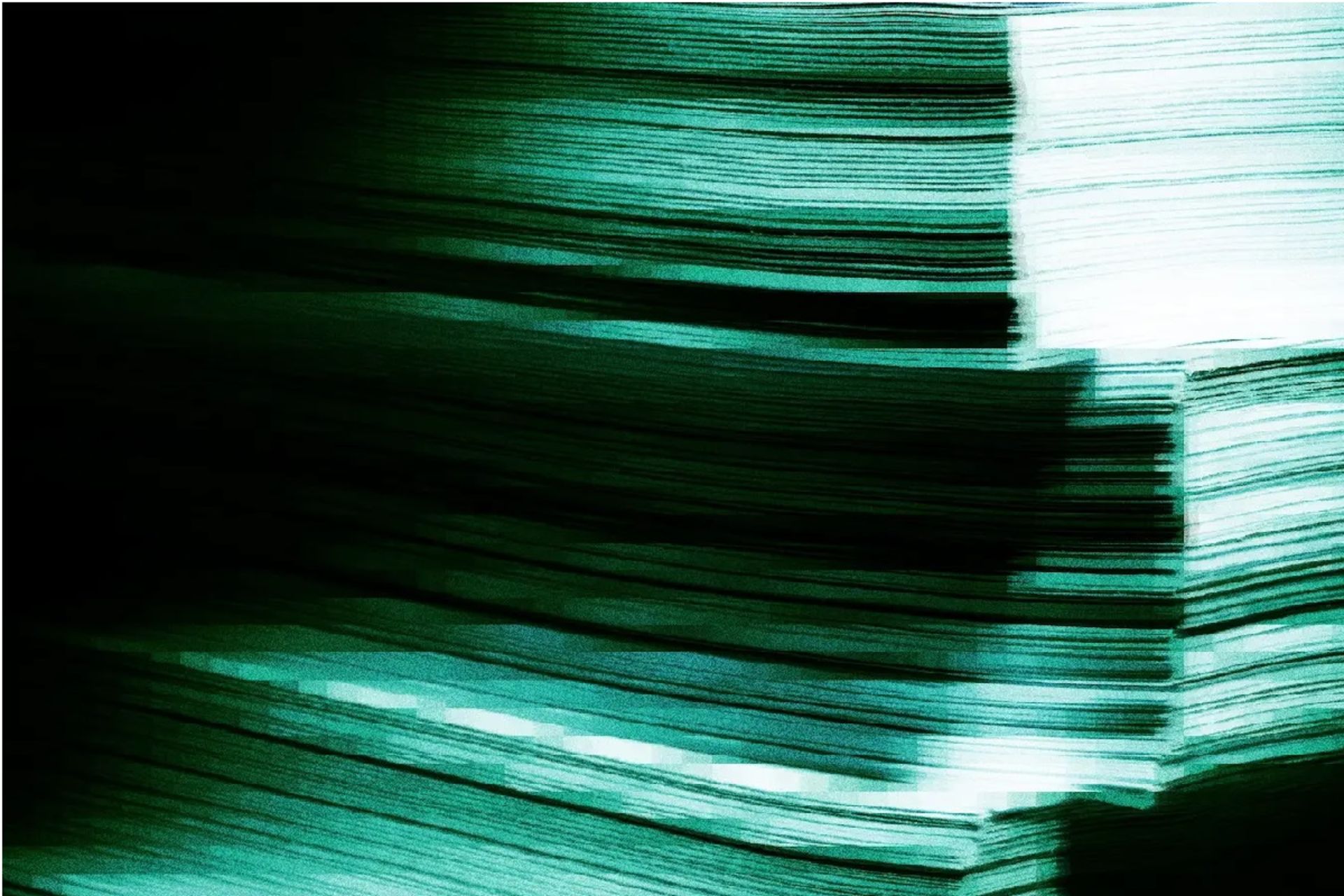 تصویر هنری با خطوط سبز رنگ نور در پس‌زمینه مشکی