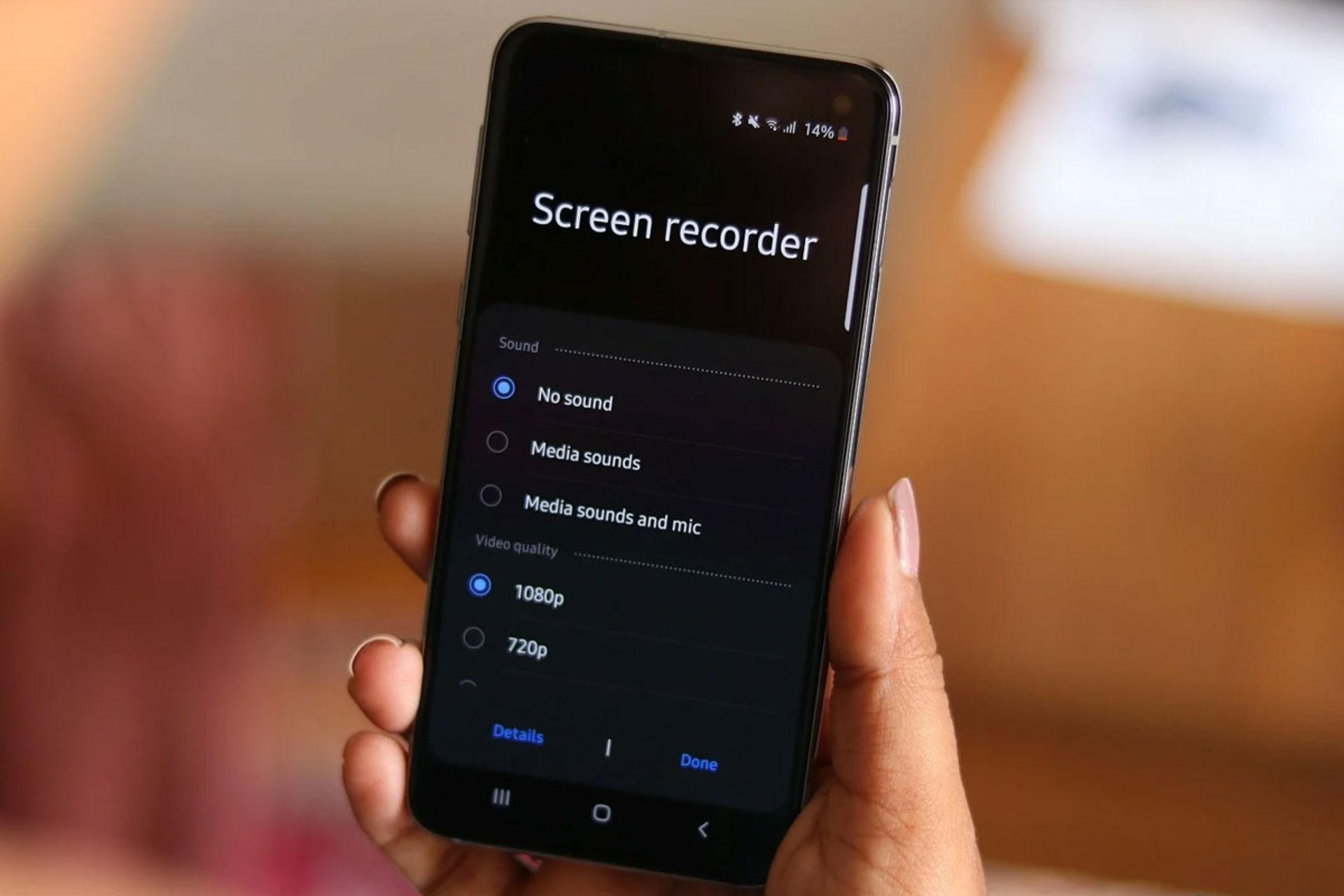 نمایش گزینه‌های Screen Recorder روی صفحه‌نمایش گوشی سامسونگ