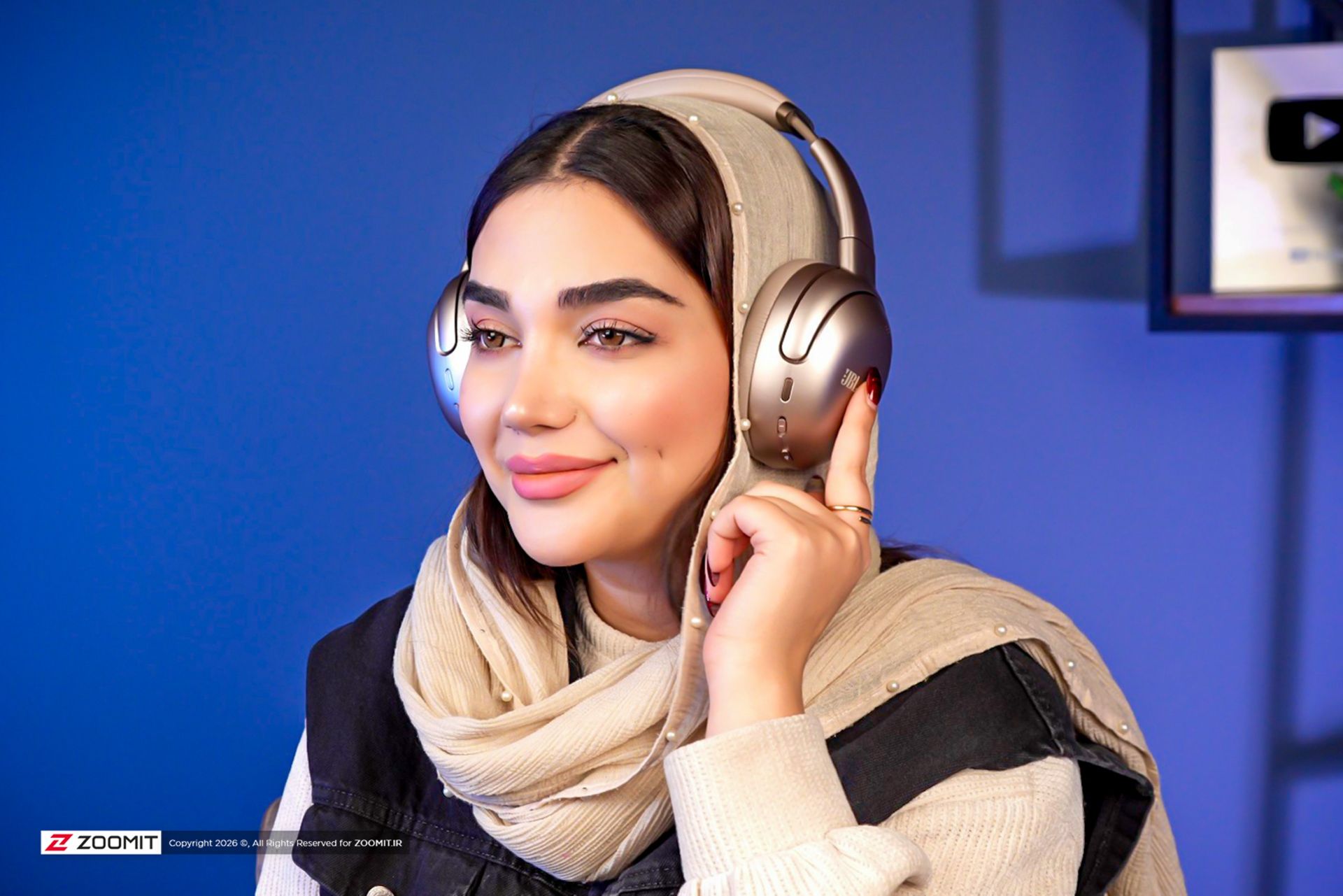 هدفون JBL Tour One M3 روی گوش