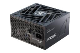 نمای نیمرخ پاور کامپیوتر سی سونیک FOCUS GX ATX 3.0 با توان 750 وات با نمایش لوگو پنل کناری، فن و درگاه برق
