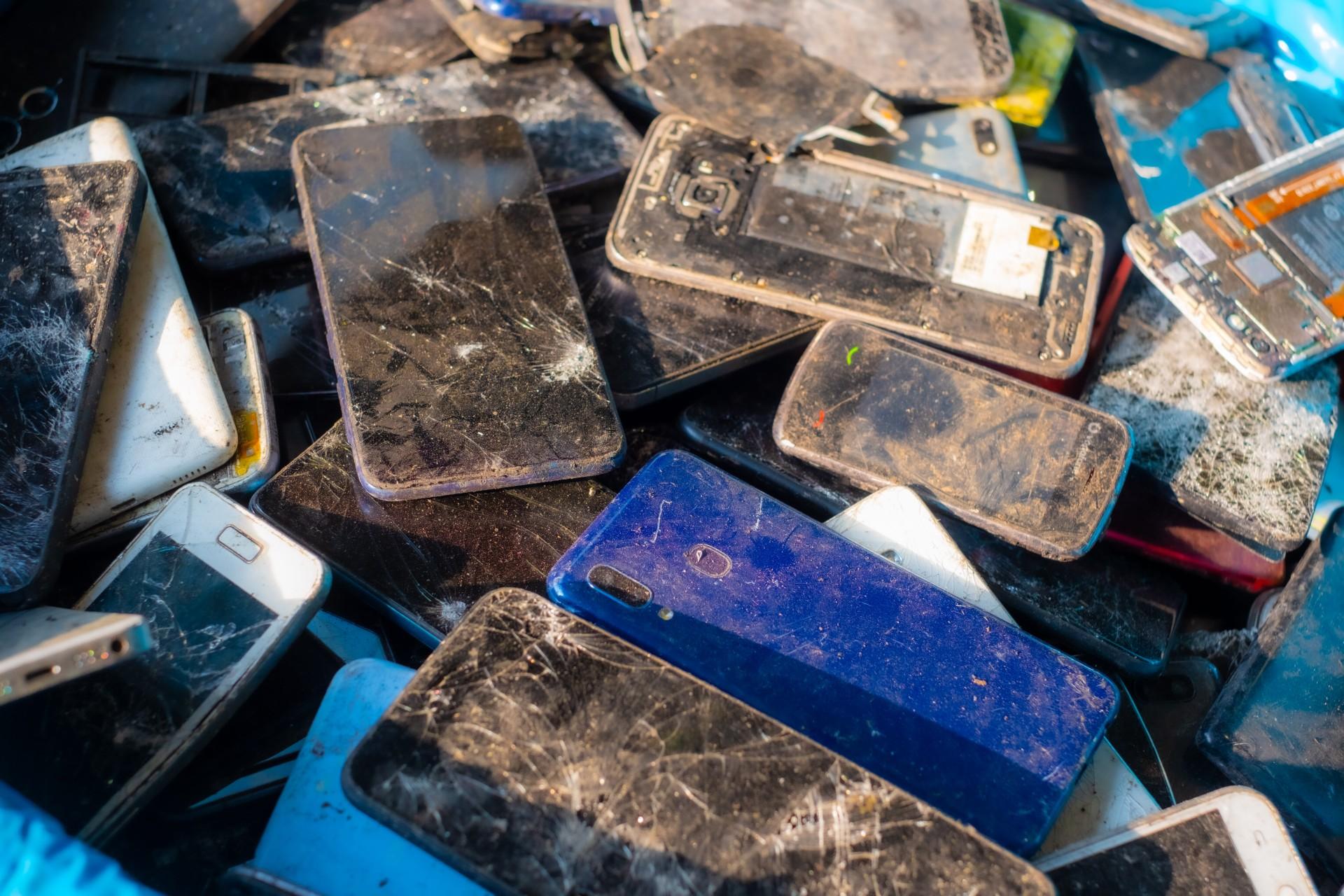 گوشی‌های قدیمی و دست‌دوم روی هم