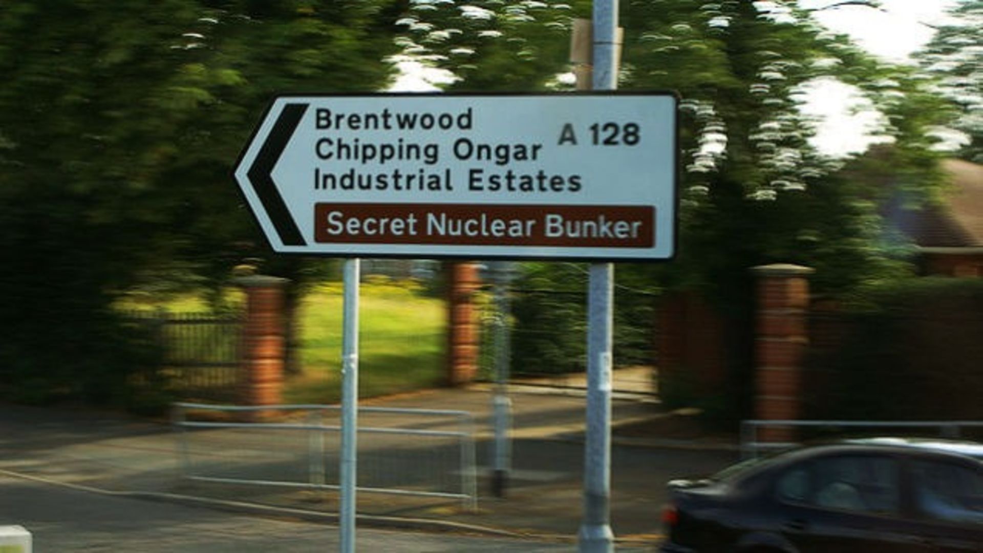 تابلو جاده‌ای سفیدرنگ