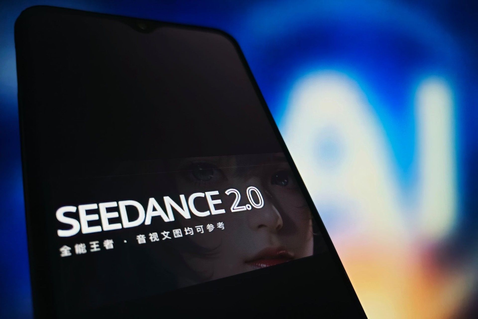 لوگو هوش مصنوعی سیدنس ۲ روی نمایشگر مشکی موبایل از نزدیک