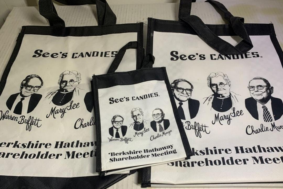 بگ‌های خرید See’s Candies با تصویر وارن بافت و چارلی مانگر