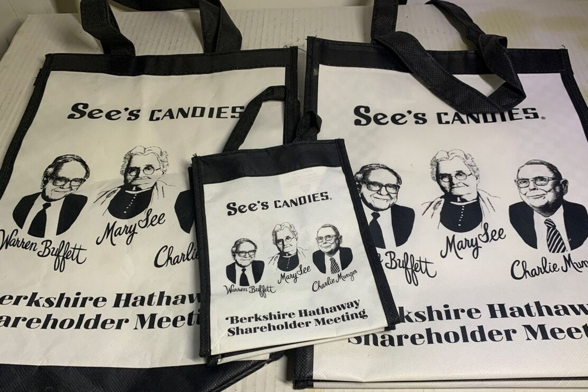 بگ‌های خرید See’s Candies با تصویر وارن بافت و چارلی مانگر