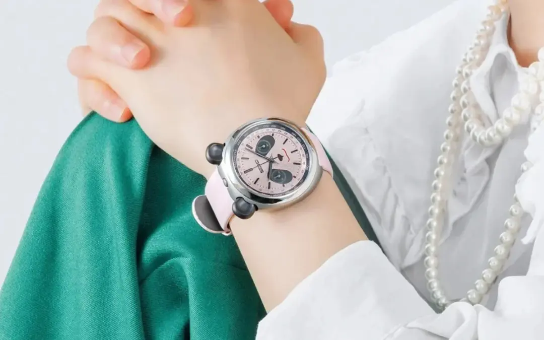 ساعت مچی سیکو (Seiko) با صفحه پاندایی و بند صورتی روی دست مدل