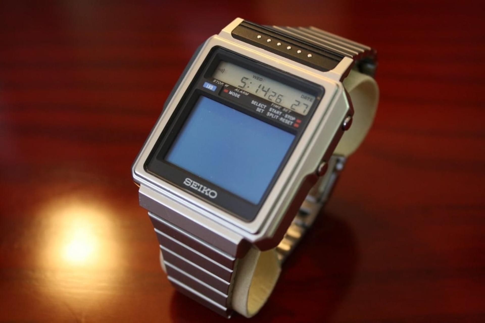 نمای جلو ساعت سیکو TV Watch روی میز چوبی