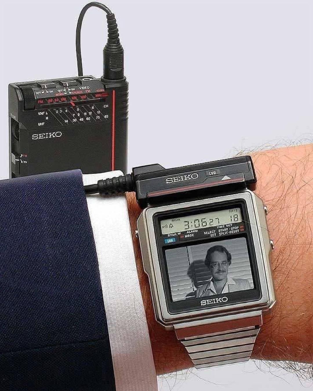 نمای جلو ساعت سیکو TV Watch روی مچ دست