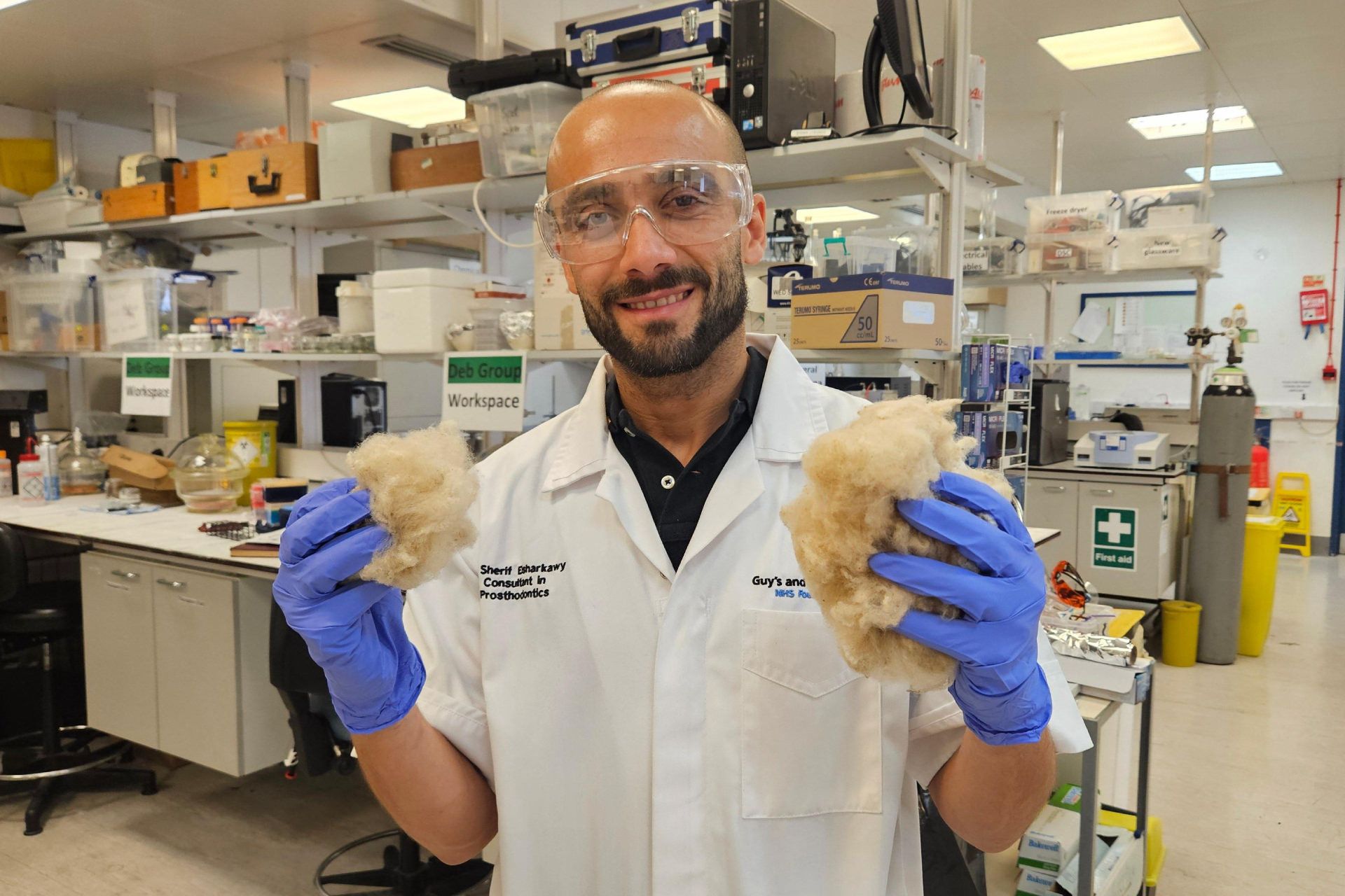 شریف الشرقاوی از کینگز کالج لندن، در آزمایشگاه، پشمی را در دست دارد که به عنوان منبع کراتین در مطالعه ساخت خمیردندان از مو استفاده شده است.