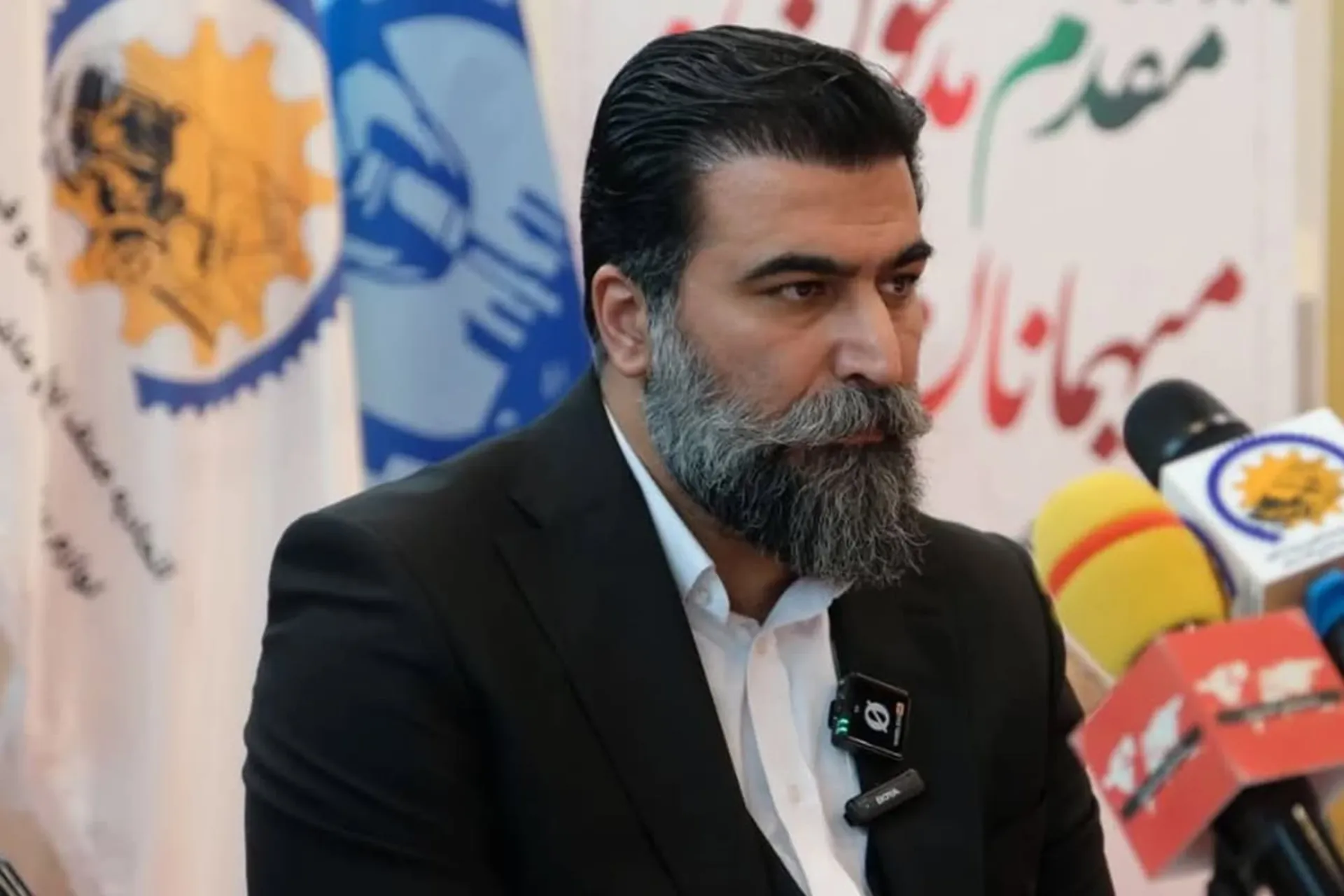 سید احمد حسینی رئیس کمیسیون لوازم یدکی خودرو ایران در حال سخنرانی