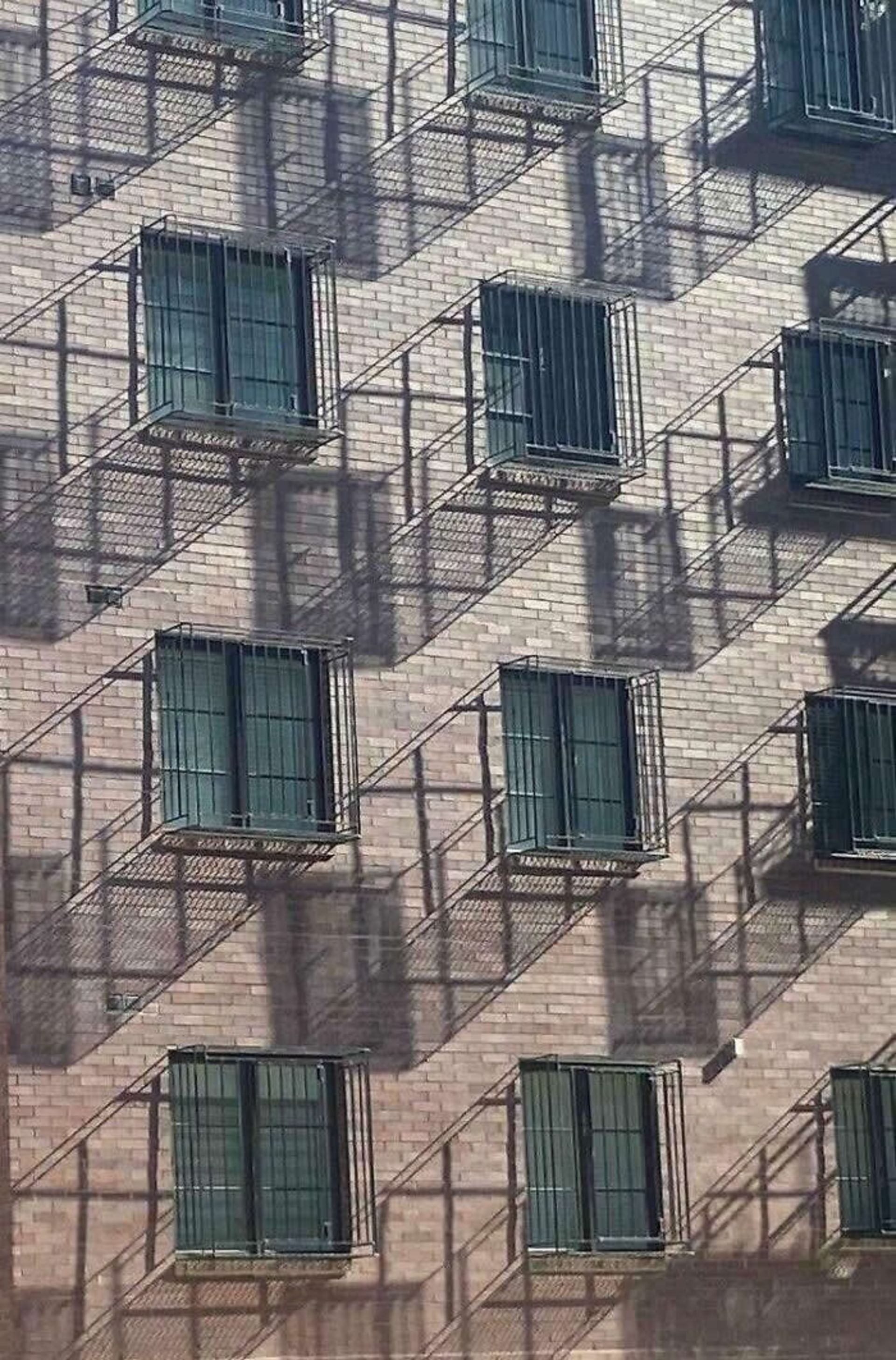 منظره‌ای از تخت‌های دوطبقه شبیه بازی مرکب
