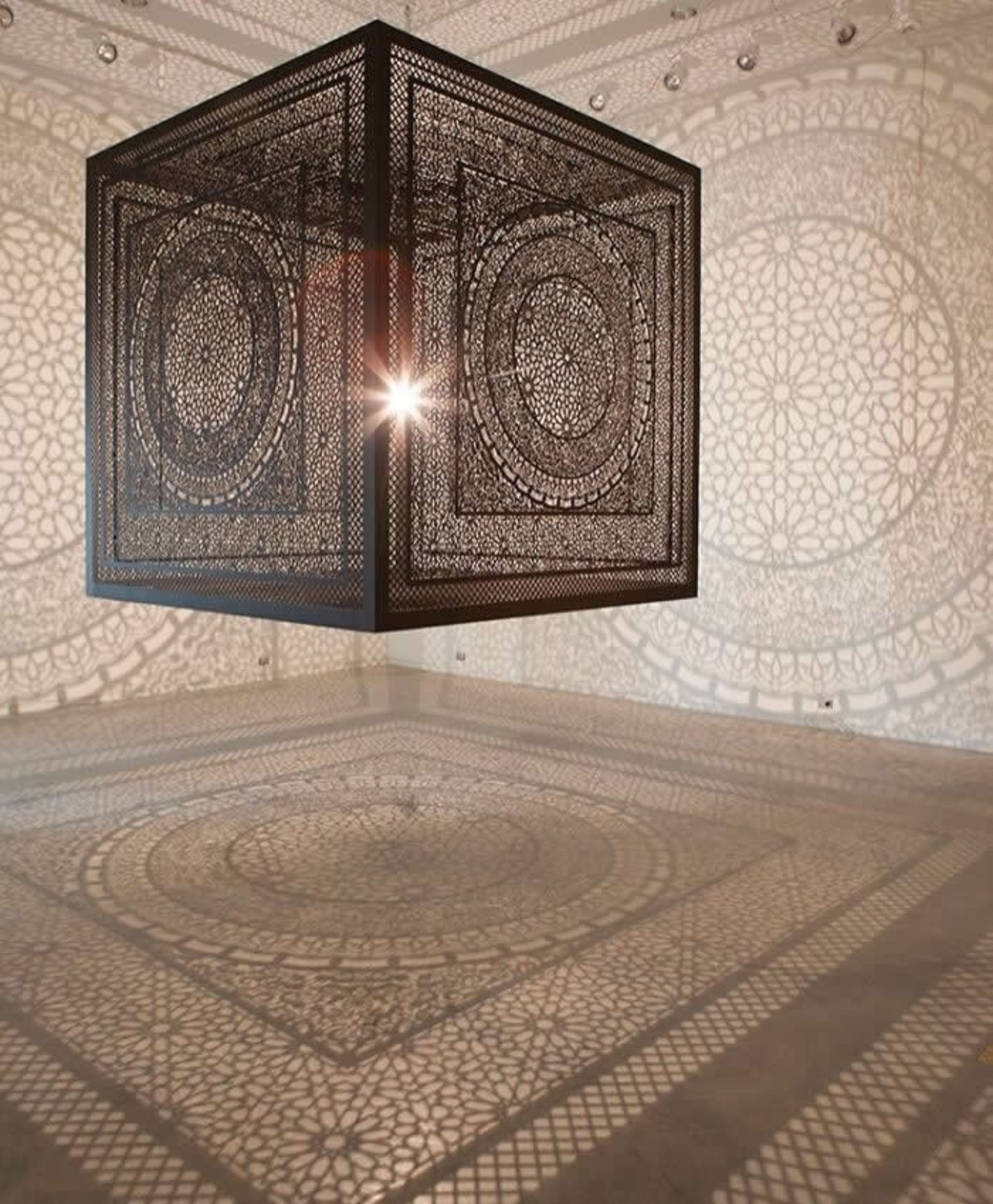 مکعبی از سایه در میان نور