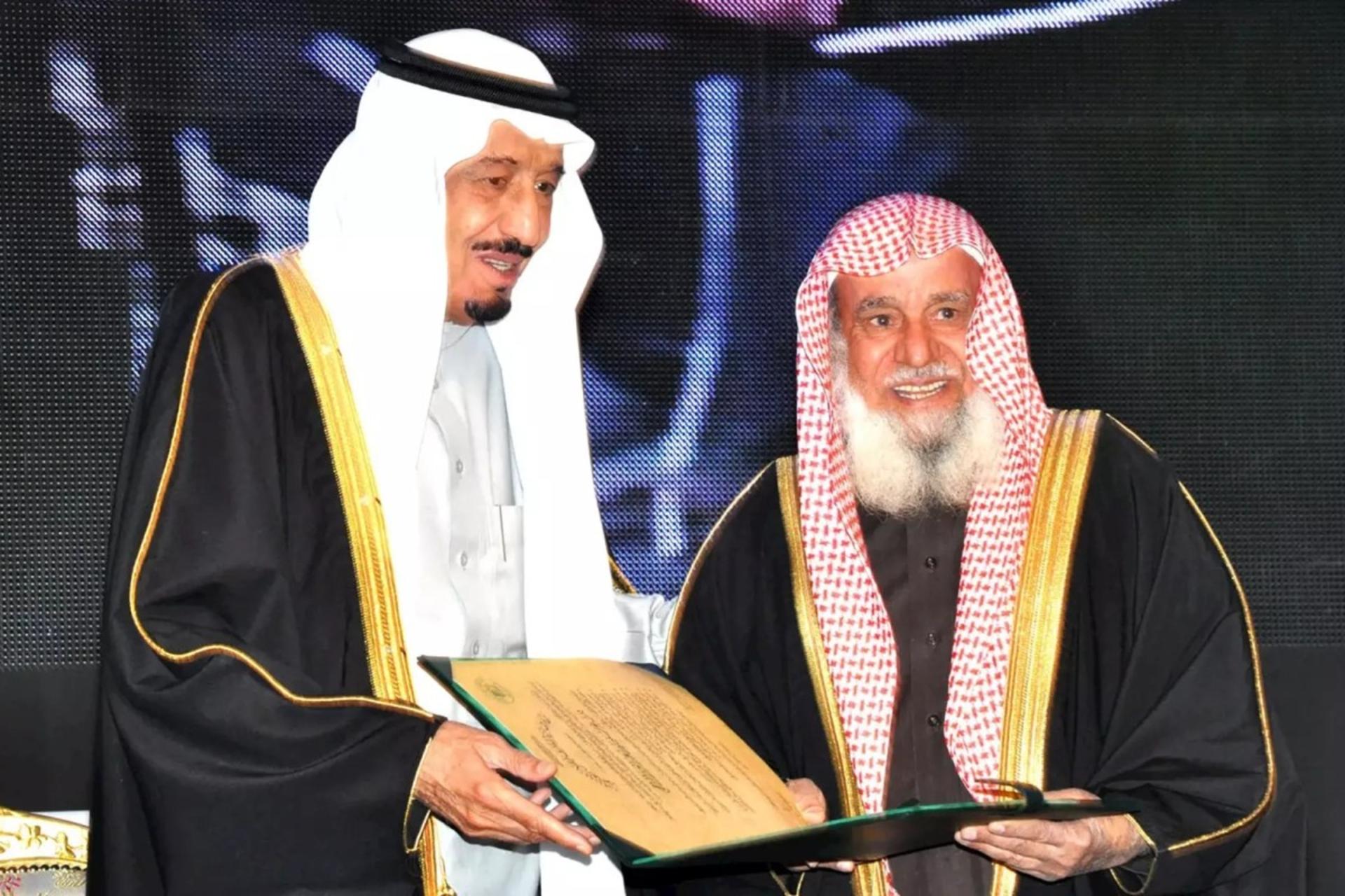 دو پیرمرد در لباس عربی