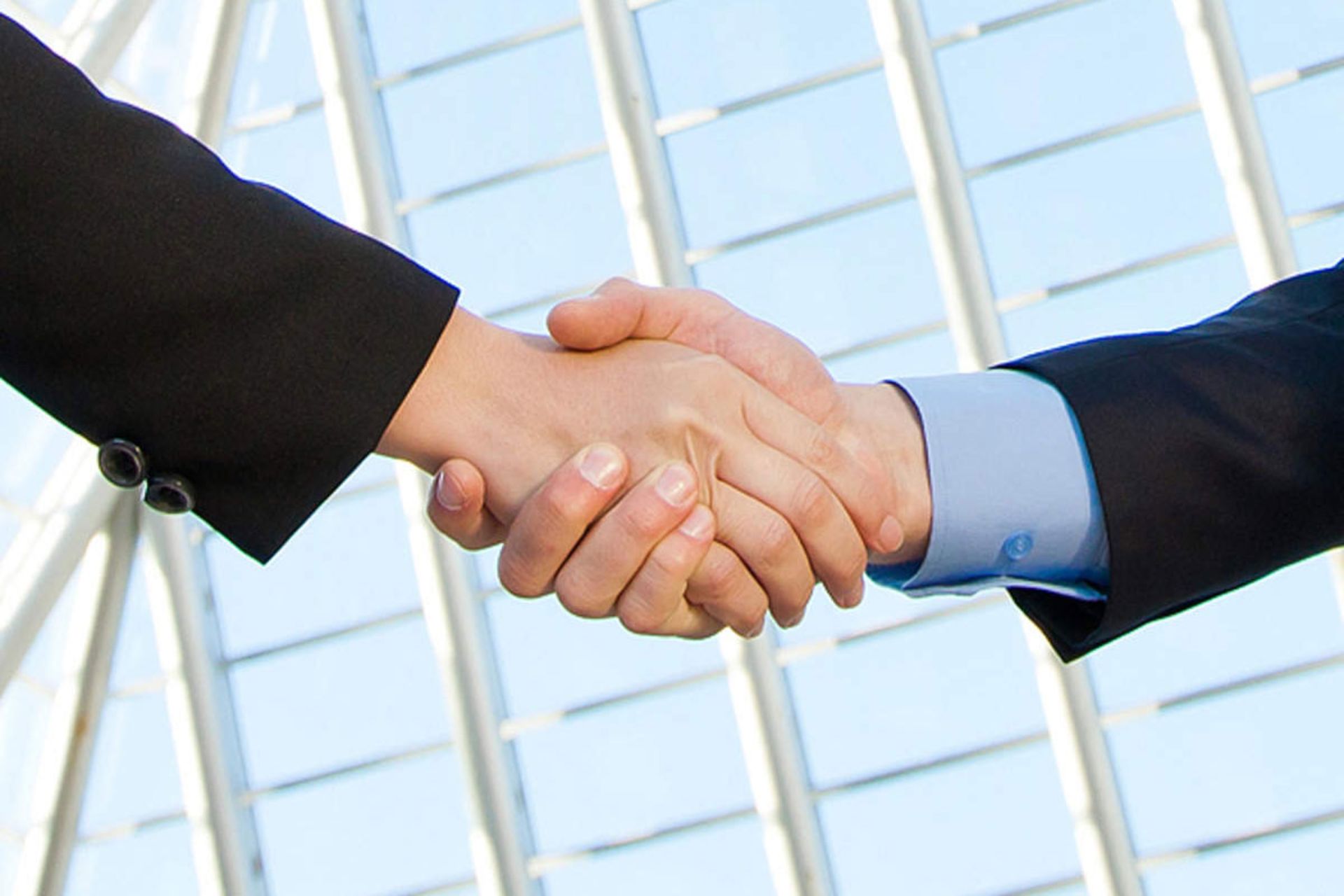 دست‌دادن دو شخص