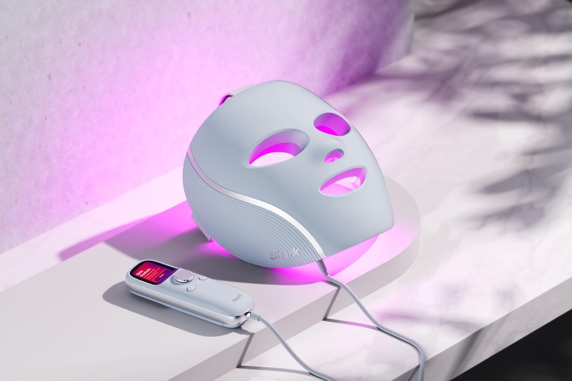 ماسک صورت Shark CryoGlow روی میز کنار ریموت‌کنترل