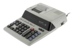 نمای نیمرخ ماشین حساب شارپ CS-2635A با نمایش لوگو، صفحه کلید و چاپگر