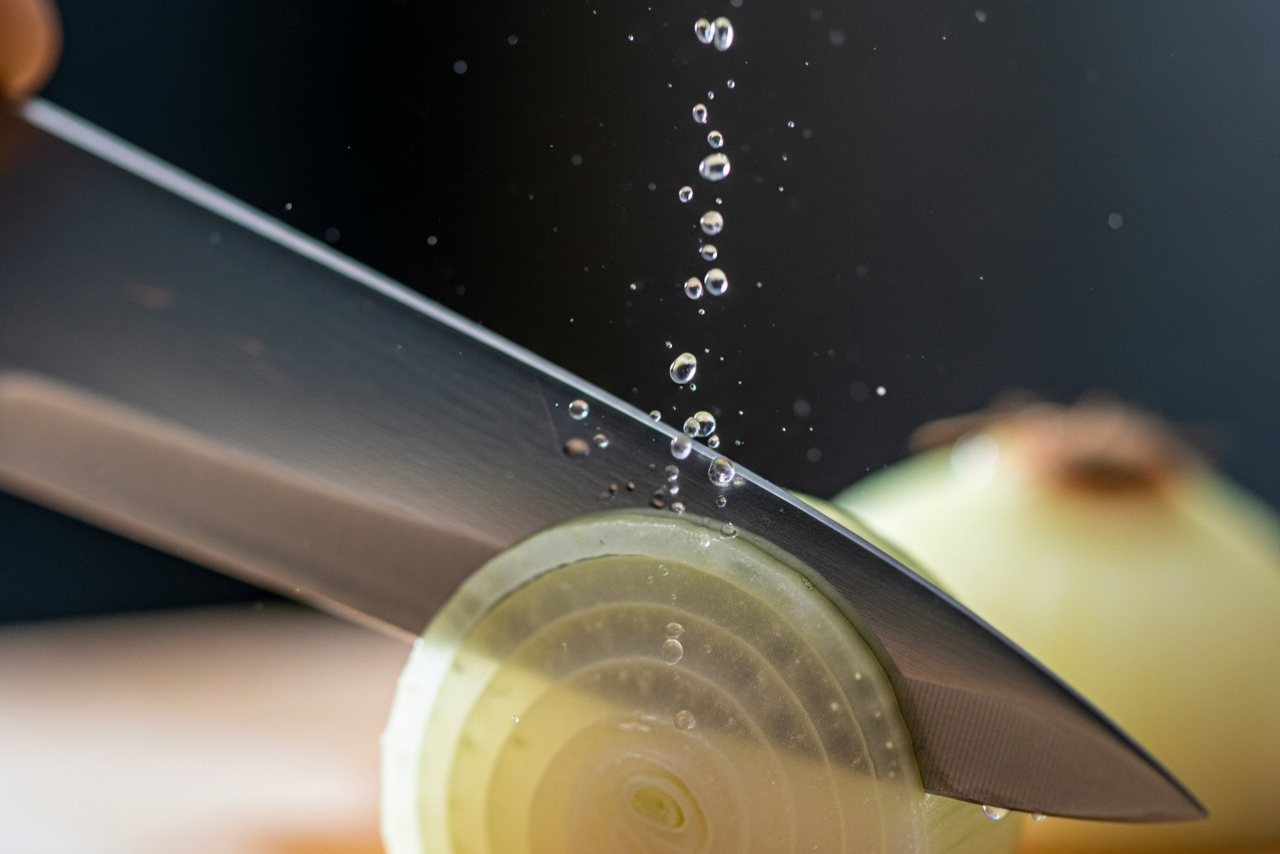 اگر نمی‌خواهید خردکردن پیاز شما را به گریه بیندازد، چاقوی کند آشپزخانه را دور بیندازید