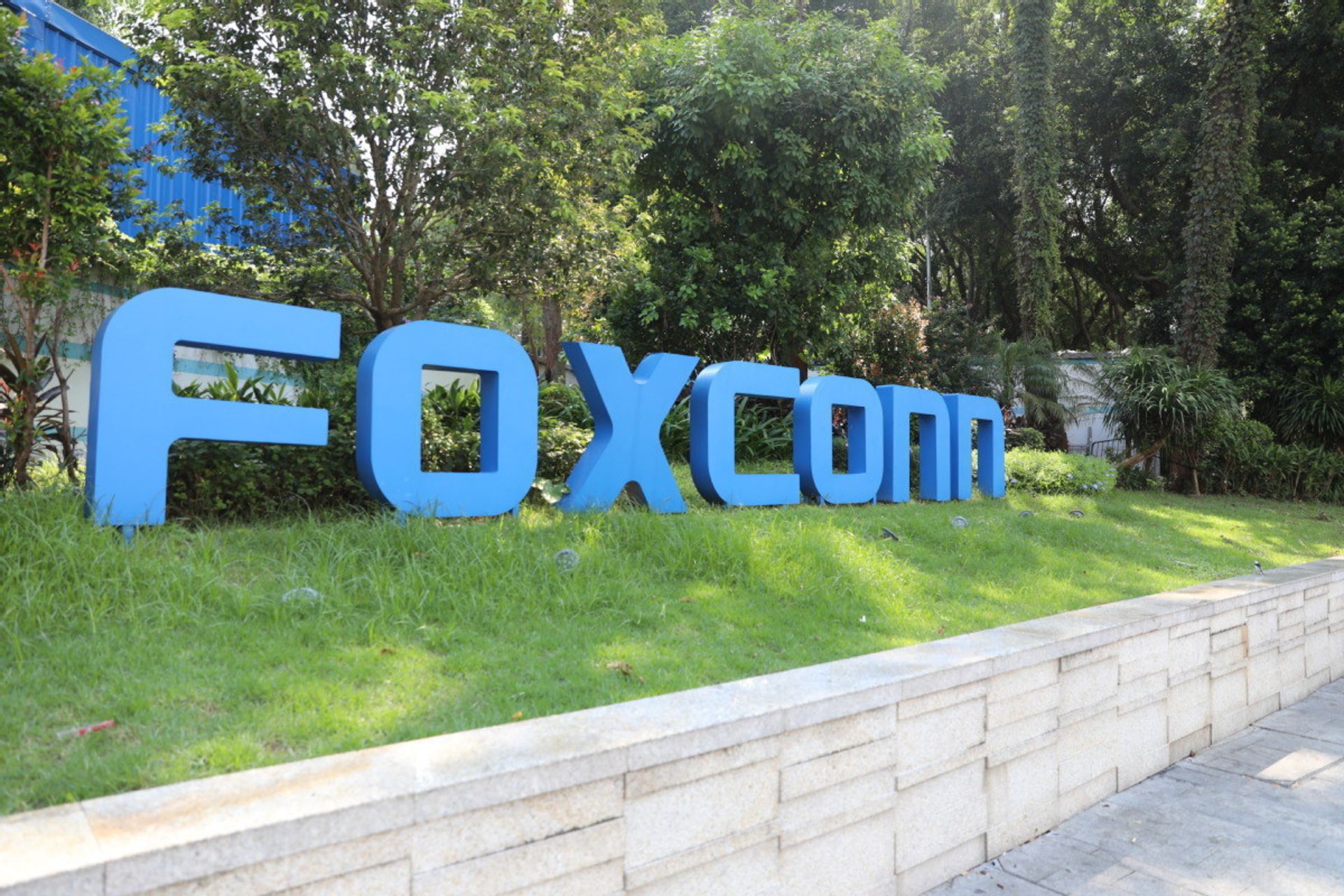 لوگو دفتر مرکزی شرکت Foxconn در شنژن