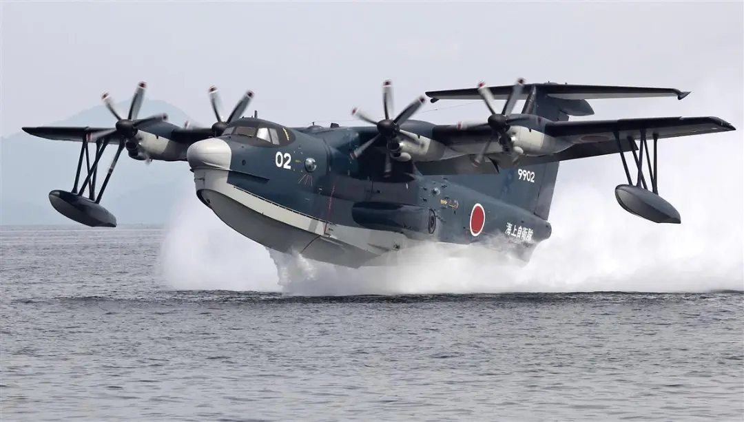 هواپیمای آبی خاکی ShinMaywa US-2 ژاپن در سطح آب