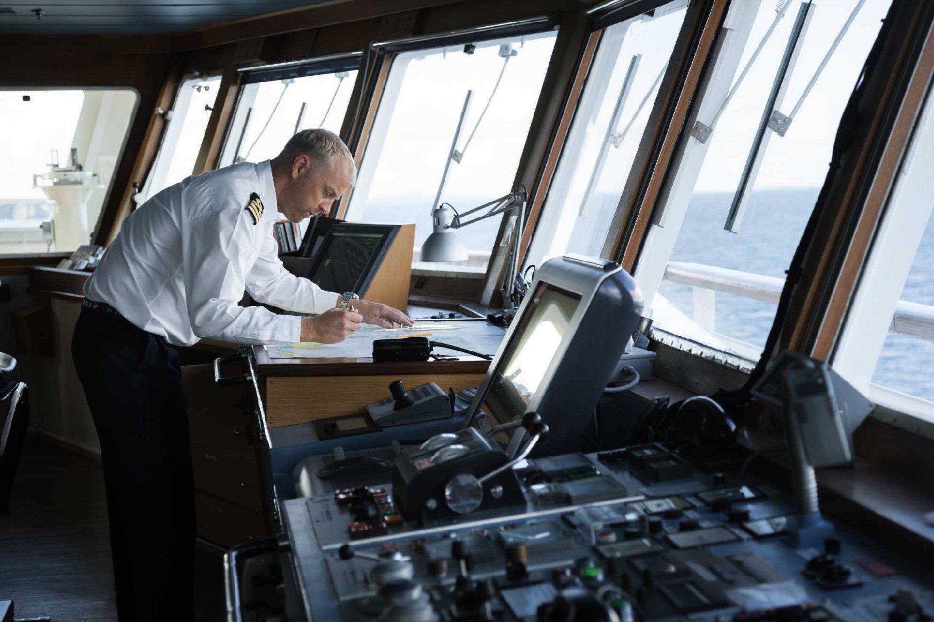 کاپیتان درحال هدایت کشتی