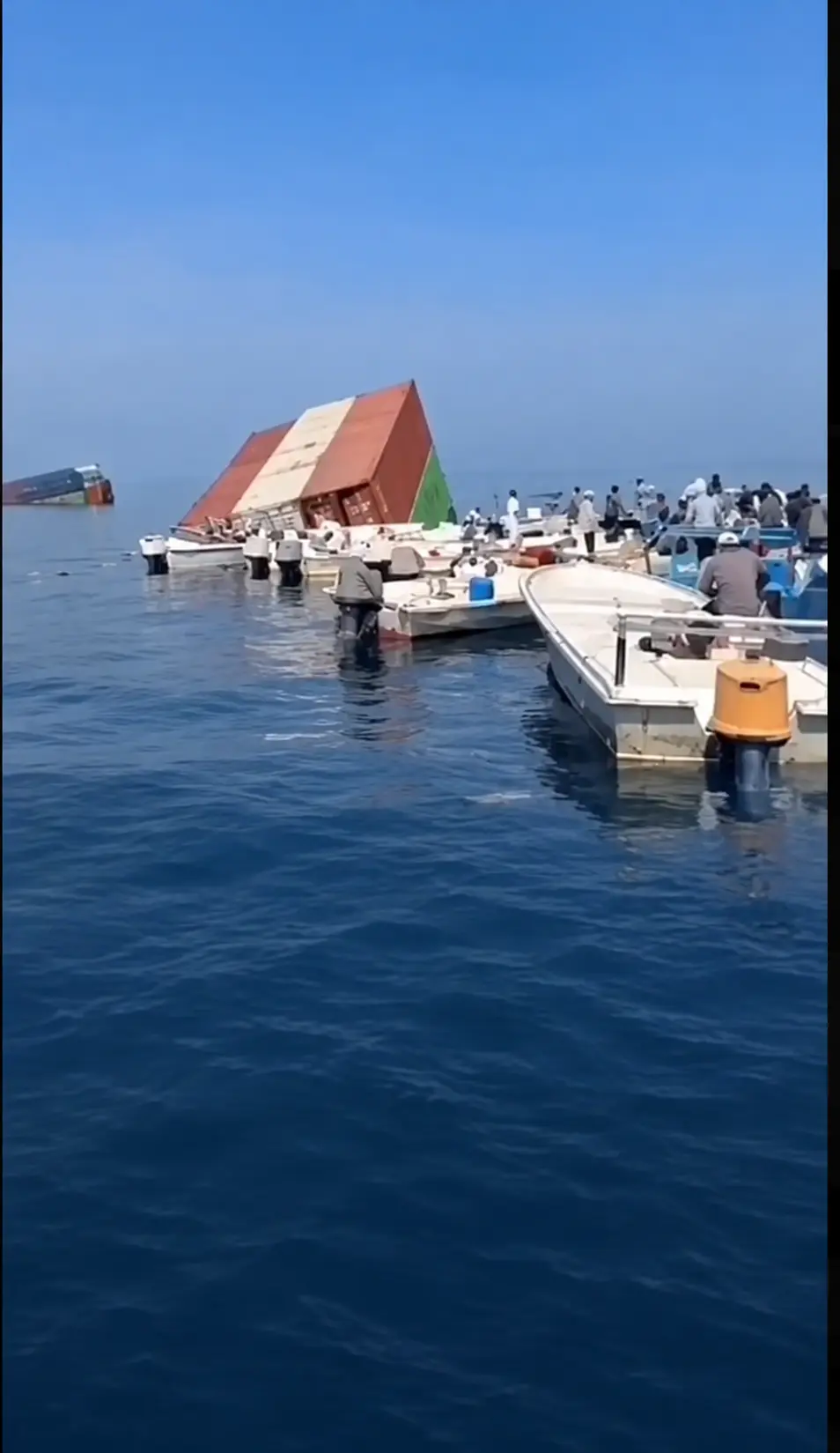 کشتی غرق شده و کانتینرهای رنگی در آب‌های تنگه هرمز. یک تصویر واقعی