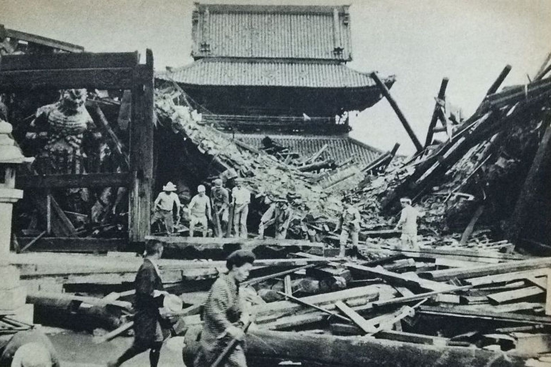 تخریب معبد شیتنو جی در طوفان موروتو