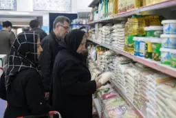 خرید کالاهای اساسی توسط خانواده در فروشگاه مواد غذایی