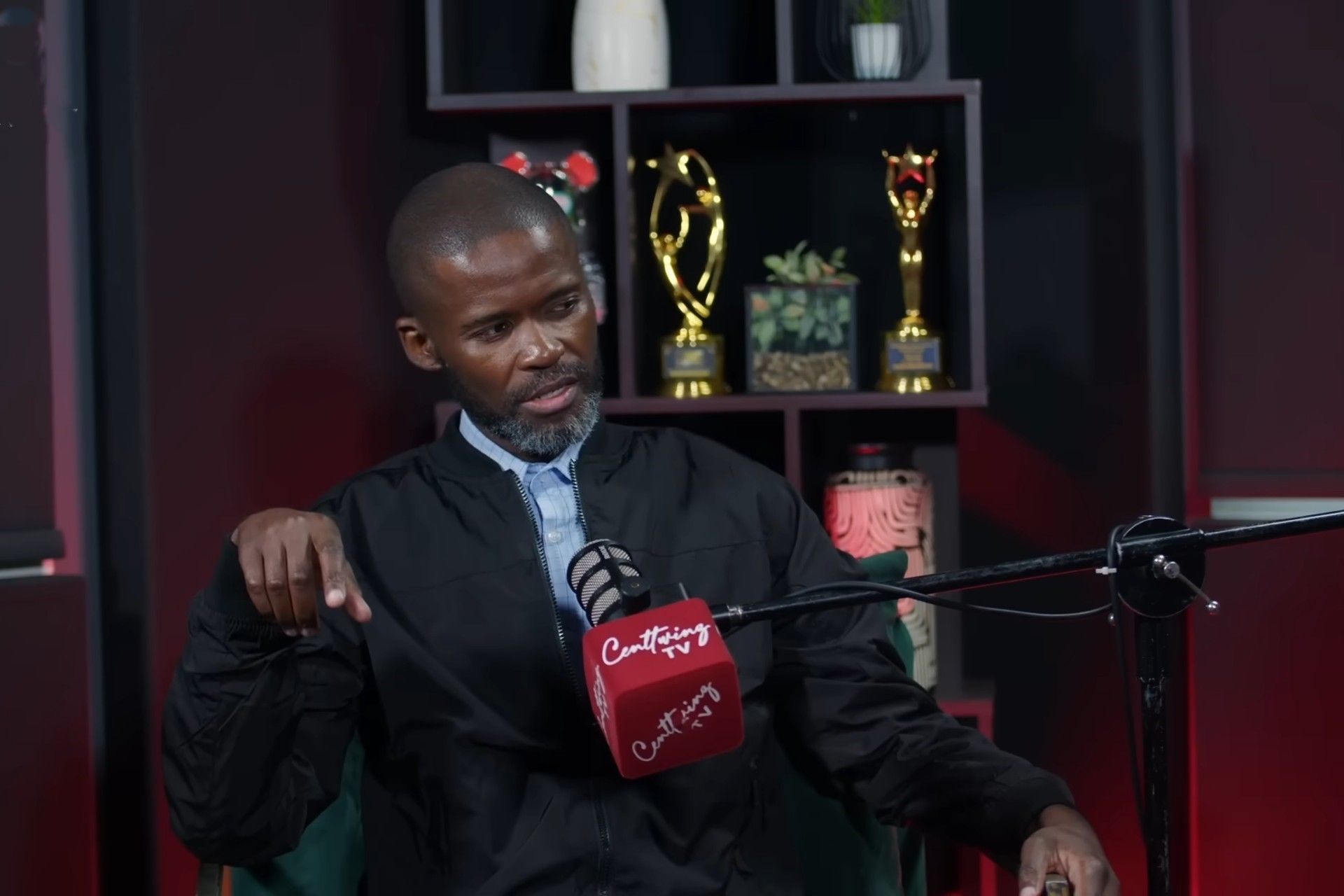 یک مرد کشیش در حال سخنرانی