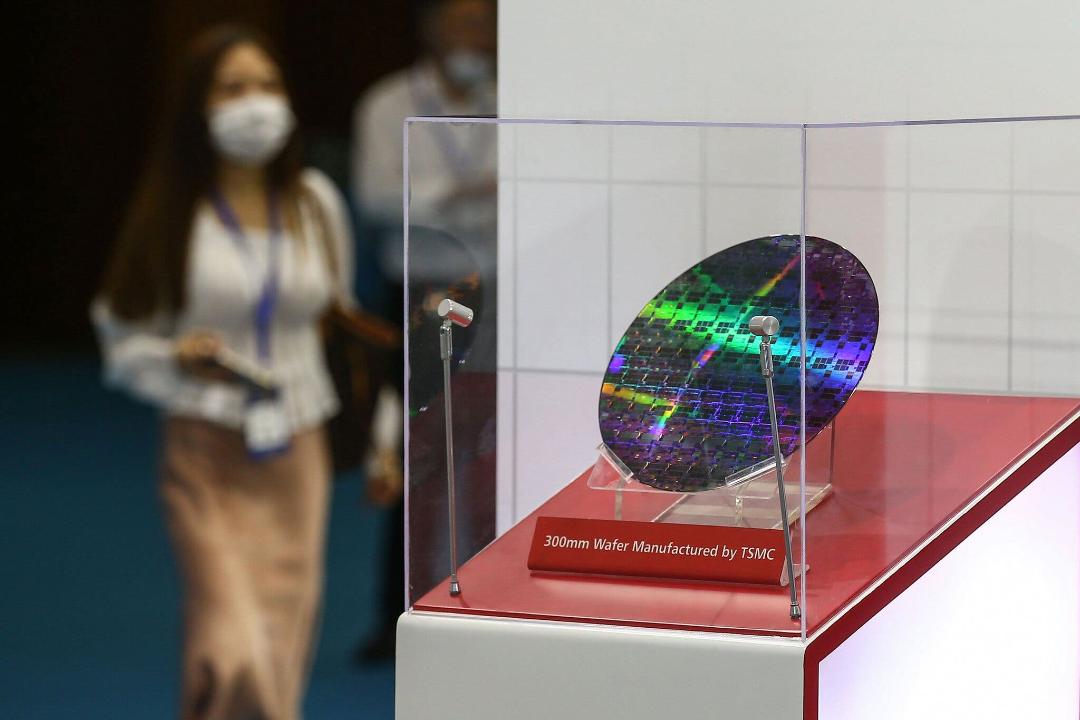 ویفر سیلیکون ساخت TSMC در کنفرانس جهانی نیمه‌هادی ۲۰۲۰ در چین