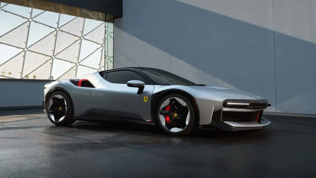 خودرو اسپرت فراری (Ferrari) با رنگ نقره‌ای در فضای باز