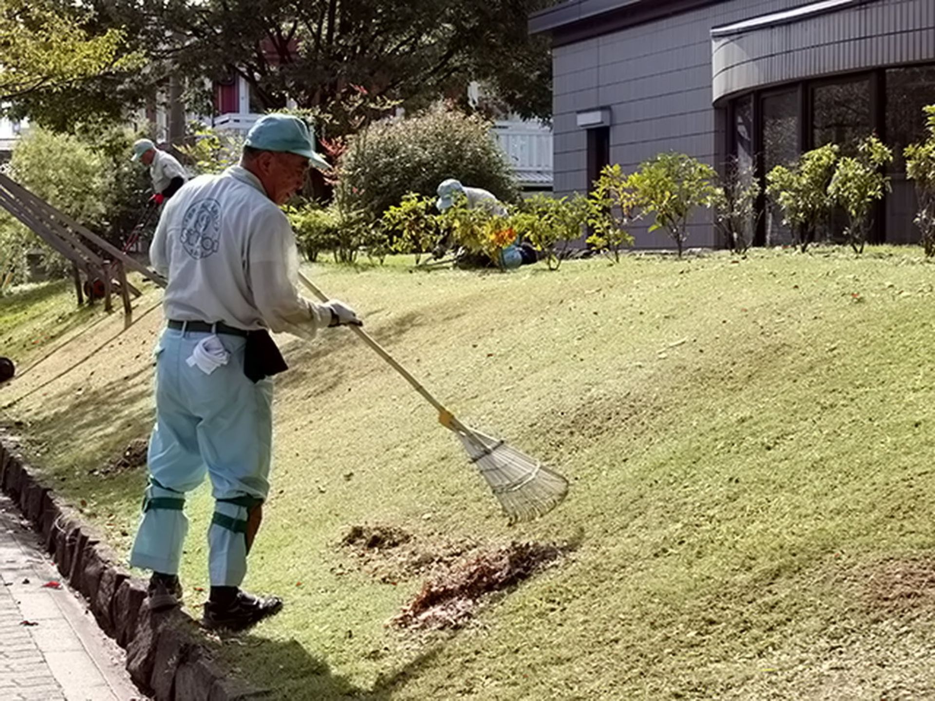 بازنشستگان ژاپنی عضو سیلوز جنزای در حال تمیز کردن اماکن عمومی