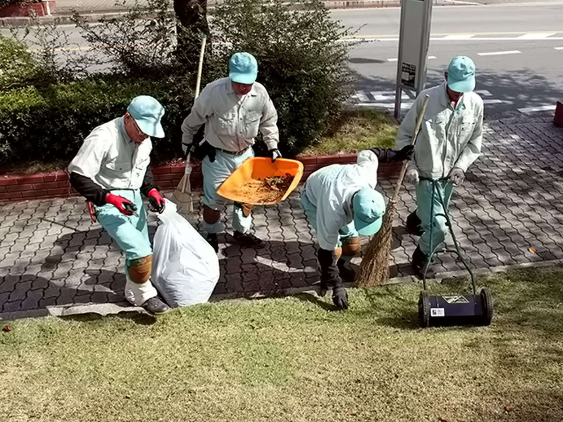 بازنشستگان ژاپنی عضو سیلوز جنزای در حال تمیز کردن اماکن عمومی