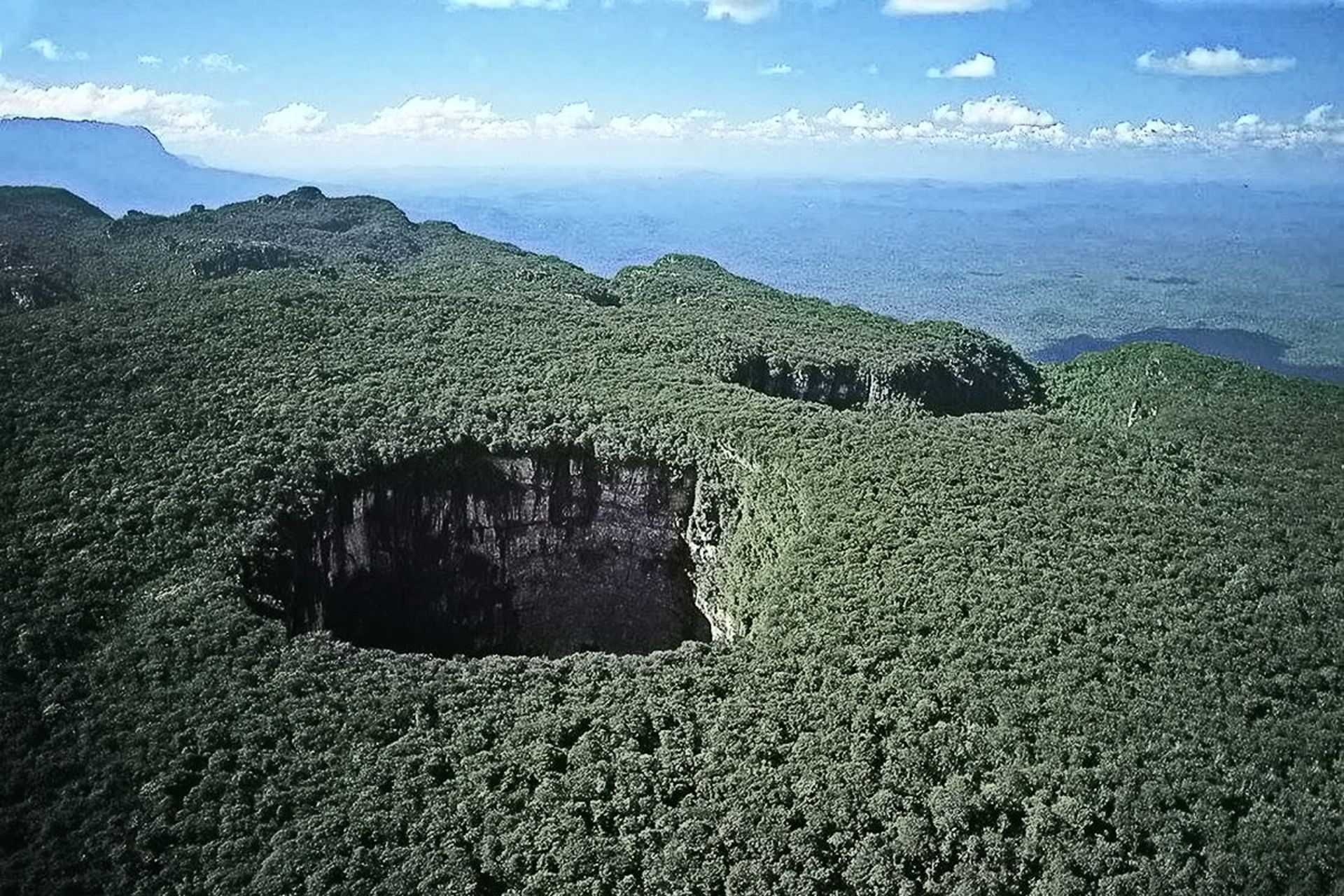 فروچاله‌ سیما هومبولت (Sima Humboldt)