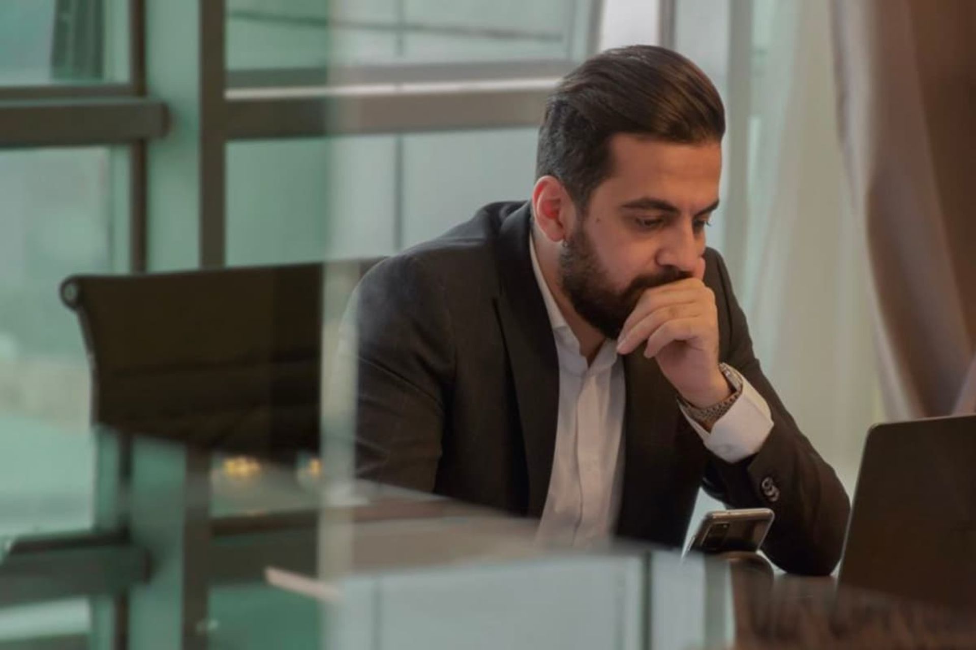 سینا استوی در حال فکر کردن کت شلوار