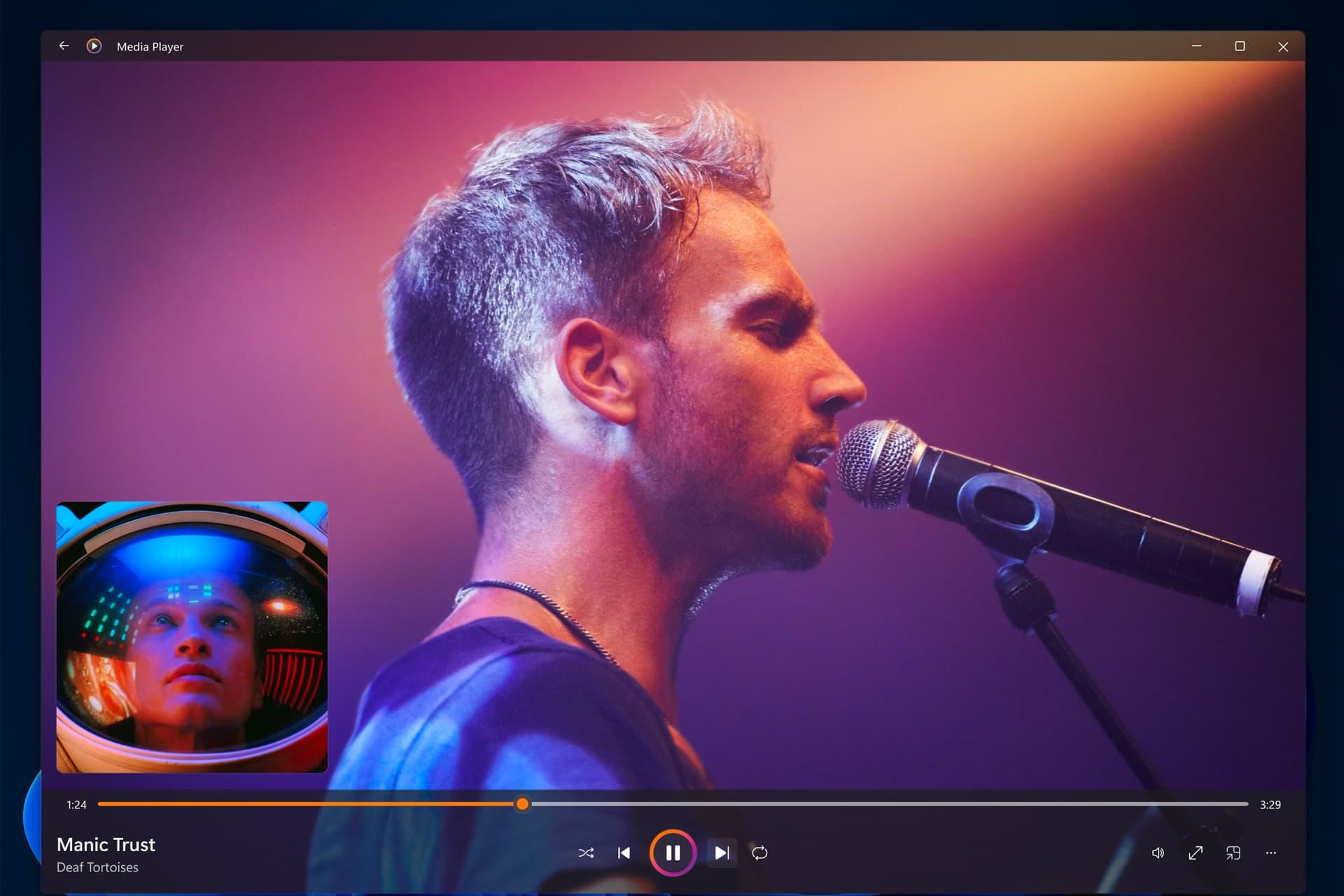 خواننده مرد با میکروفون در حال اجرای کنسرت / مدیا پیلر ویندوز