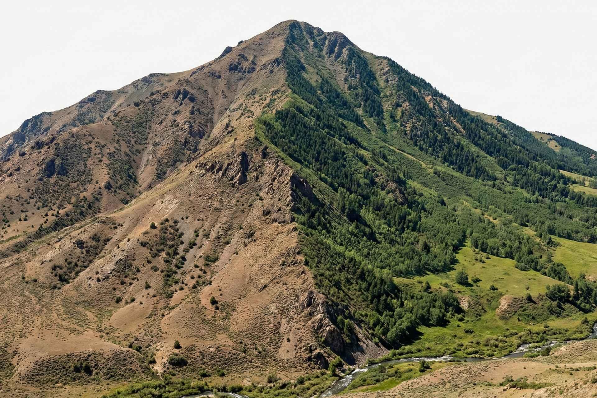 کوه واحد با تضاد اکولوژیکی شدید: یک دامنه خشک و بایر، دامنه مقابل سرسبز و خرم