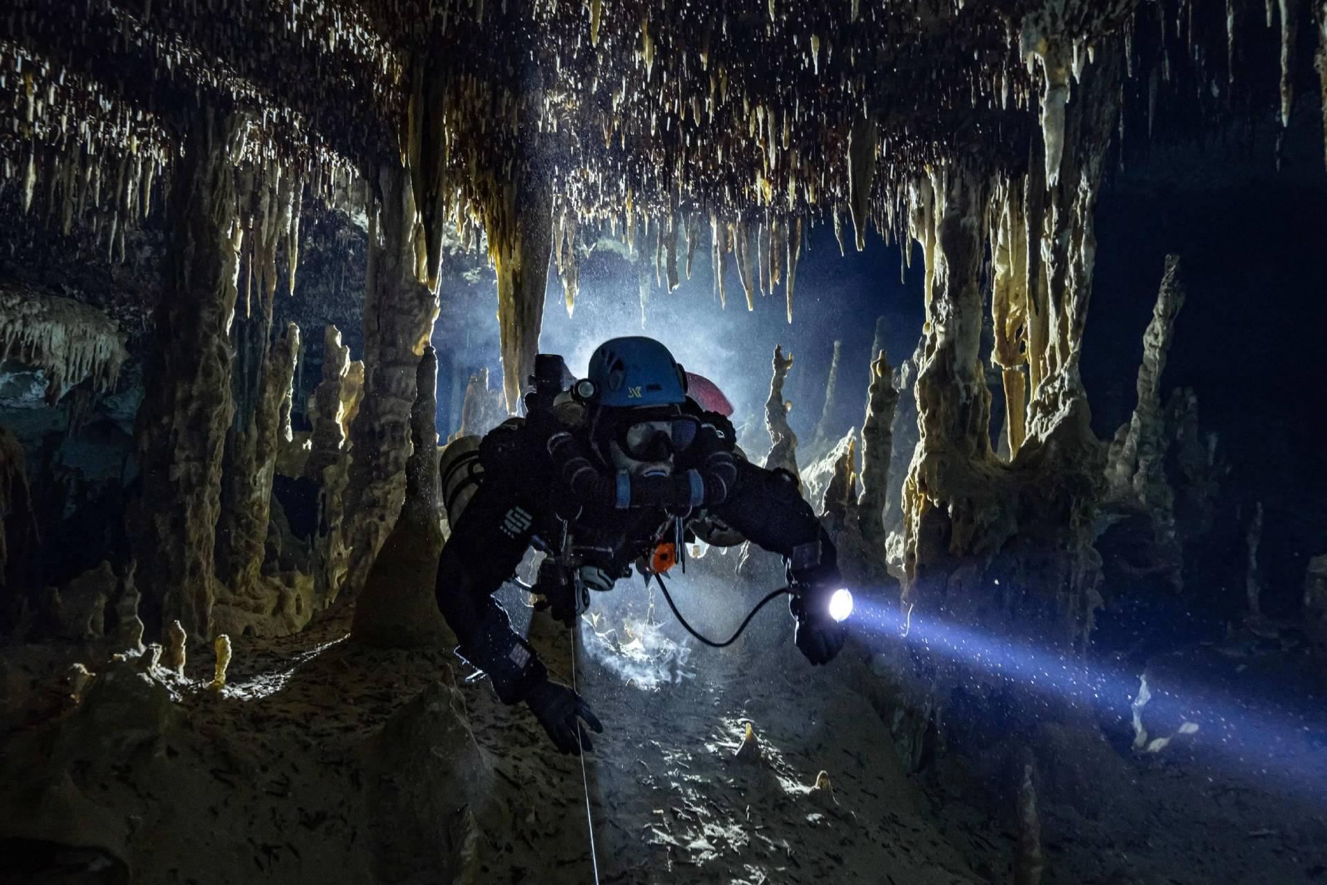 غواص در غار زیرآبی اوخس بلا در مکزیک