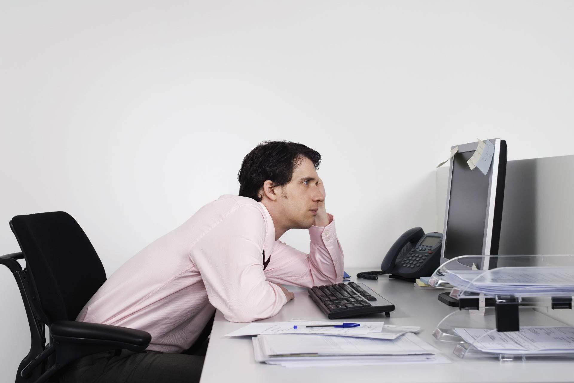 نشستن طولانی برای سلامتی مفید نیست؛ اما آیا واقعاً در حد سیگار کشیدن خطرناک است؟