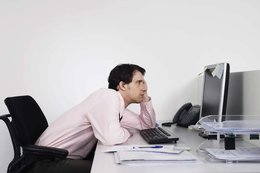 نشستن طولانی برای سلامتی مفید نیست؛ اما آیا واقعاً در حد سیگار کشیدن خطرناک است؟